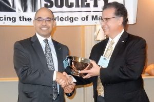 El-Dakhakhni (left) receives 2016 TMS Scalzi Award from Schultz